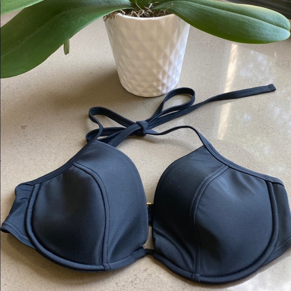 NWOT  Victoria’s Secret black triangle bikini top 😎